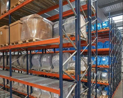 a photo in a warehouse for selective Pallet Racking system